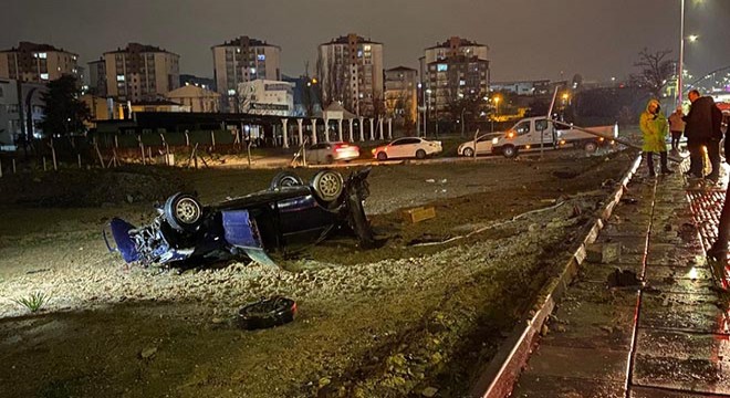 Otomobil, bariyerlere ve direğe çarpıp takla attı: 1 ölü