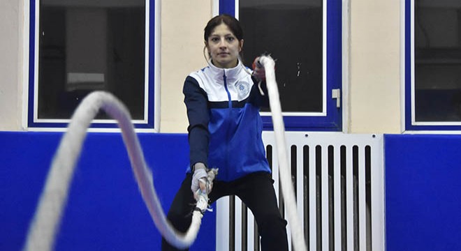 'Sen kızsın yapamazsın' dedikleri kick boksta şampiyon oldu