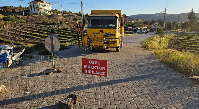 'Tapulu arazim' diyerek yolu trafiğe kapattı