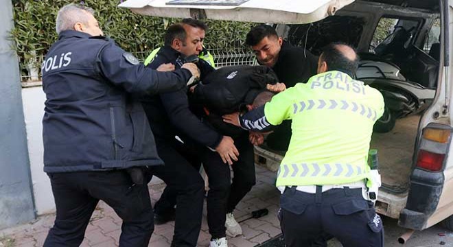 'Yarın kıyamet kopacak' diyerek çaldığı minibüsle kaçtı