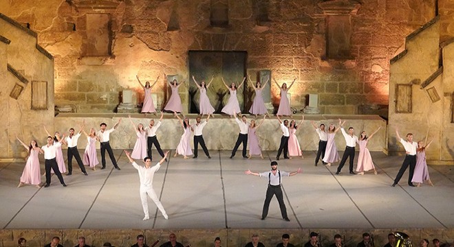 'Zorba', Antalya'da ayakta alkışlandı