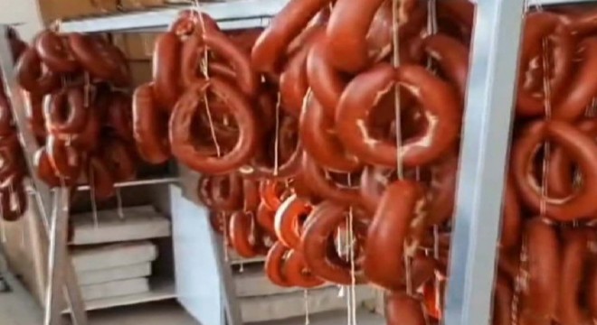 1 ton bozulmuş sucuk ele geçirildi