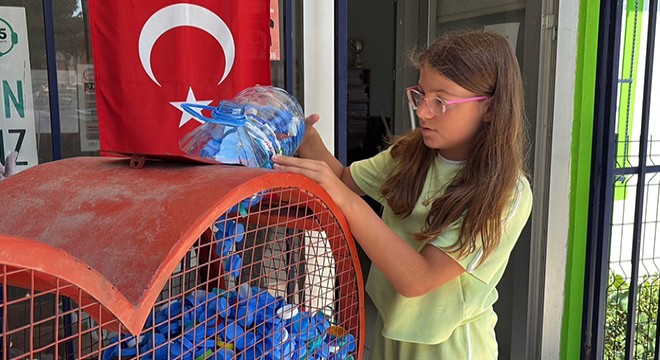 10 yaşındaki Öykü, engellilere destek için 10 bin mavi kapak topladı