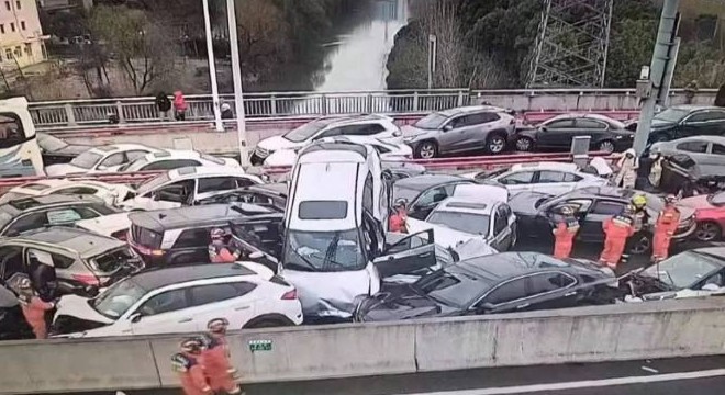 100'den fazla araç birbirine girdi