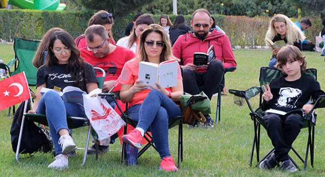 100 öğrenciyle kitap okuma etkinliği