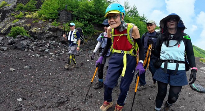 102 yaşındaki Japon dağcı Fuji Dağı’nda rekor kırdı