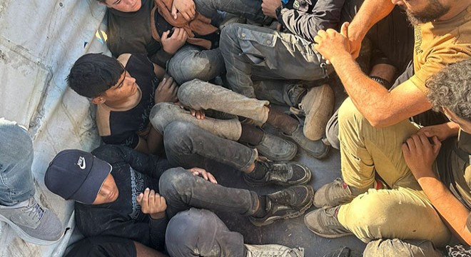 14 göçmen ve 3 göçmen kaçakçısı yakalandı