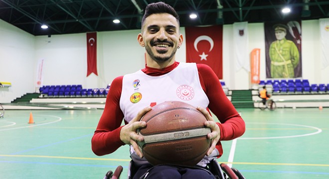 16 aylıkken omurilik felci geçirdi, basketbolla hayata tutundu