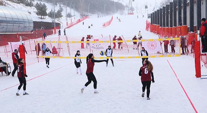 2 bin 500 rakımda voleybol heyecanı