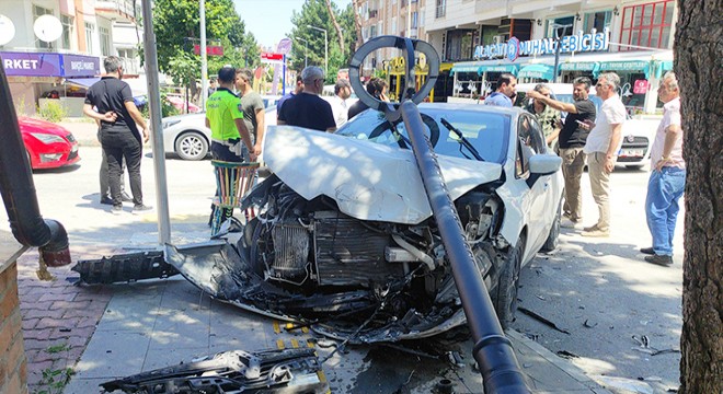 2 kişinin yaralandığı kaza kamerada