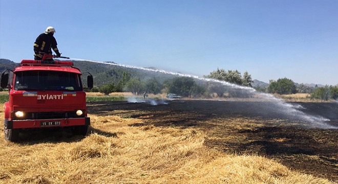 2 köyde anız tarlasında çıkan yangın söndürüldü