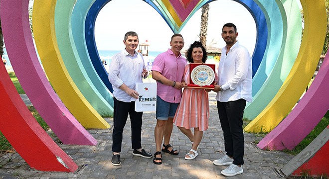 20 yıldır Kemer'e gelen Finli çifte teşekkür plaketi