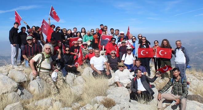 2328 metrede İstiklal Marşı