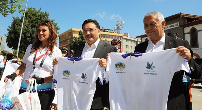 250 bisikletçi Afyonkarahisar'da pedal çeviriyor