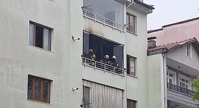 3'üncü kat balkonuna yıldırım düştü; yangın çıktı