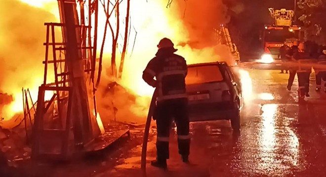30 ton tahta parçası ve otomobil yandı