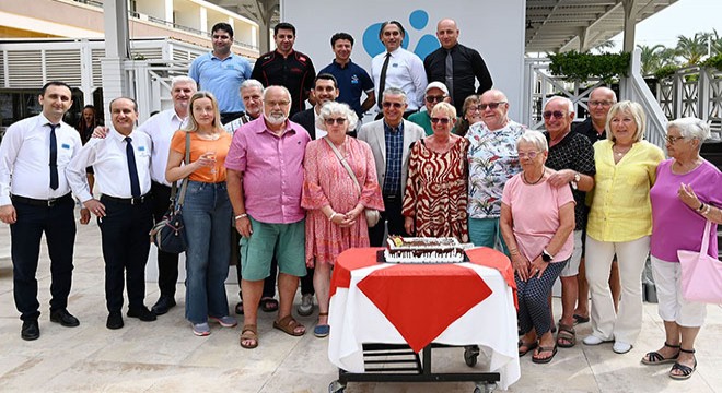 30 yıldır Antalya'ya tatile gelen Alman çifte plaket
