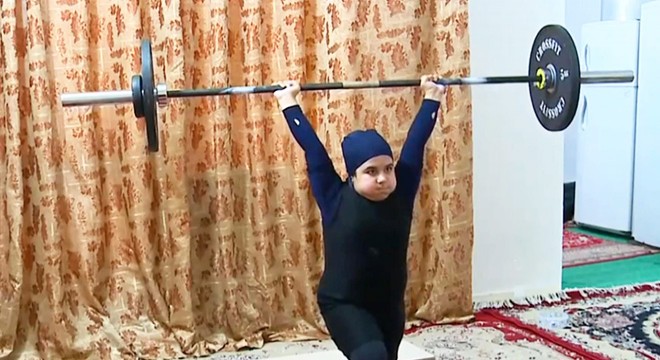 33 kg ağırlığı kaldıran küçük halterci görenleri şaşırtıyor