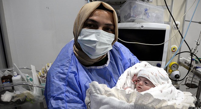 380 gram doğan Hira Su bebek hayata tutundu