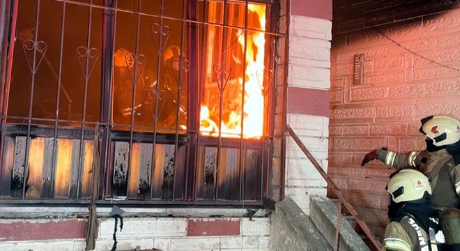 4 katlı binada yangın; mahsur kalan 20 kişi kurtarıldı