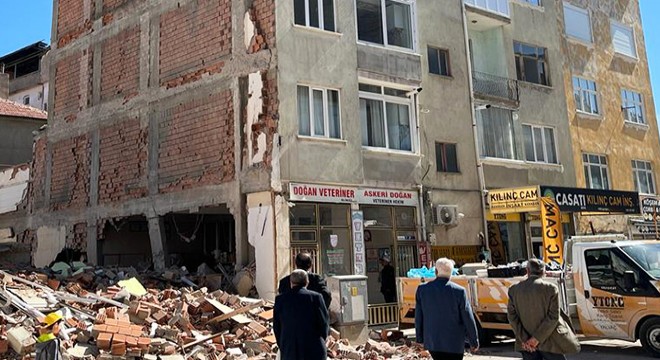 5 katlı bina yıkılırken yandaki apartman hasar gördü