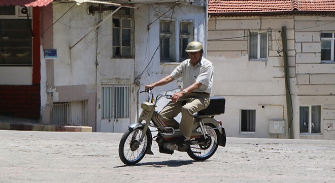 50 yaşındaki motosikletini yazın kullanıyor, kışın saklıyor