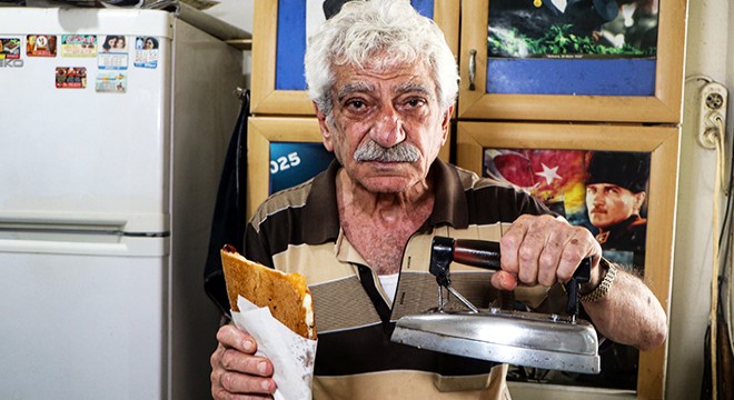 50 yıldır aynı ütüyle 'ütü tostu' yapıyor