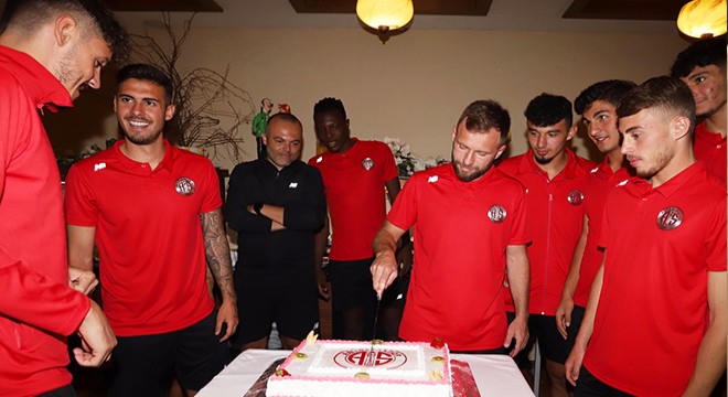 55'inci yaşa pastalı kutlama