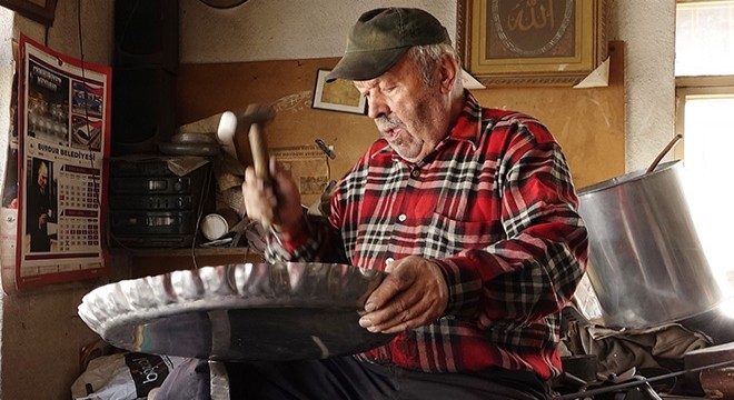 67 yıllık bakırcı, günde 10 saat çalışıp, binlerce çekiç sallıyor