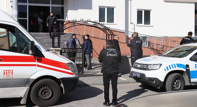 7 yaşındaki oğlunu vurup kendini eve kilitledi