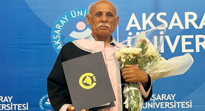 71 yaşında, ikinci üniversiteyi sevinç gözyaşlarıyla bitirdi