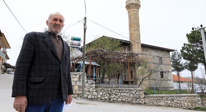 900 yıllık camide, endişeli ibadet