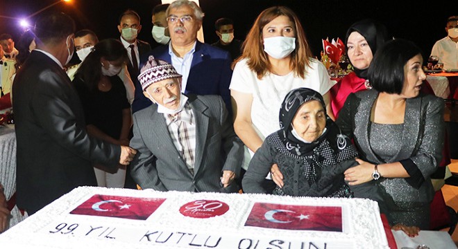 99'uncu yıl pastasını 99 yaşındaki Yusuf dede kesti