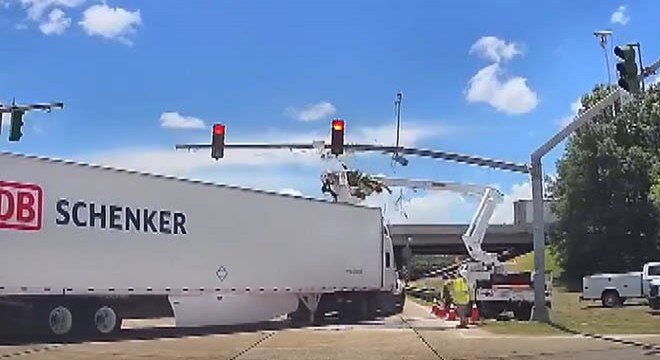 ABD’de TIR, sepetli vinçteki çalışana çarptı