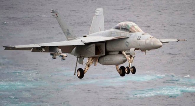 ABD'de askeri uçak körfeze düştü, 2 pilot kurtuldu