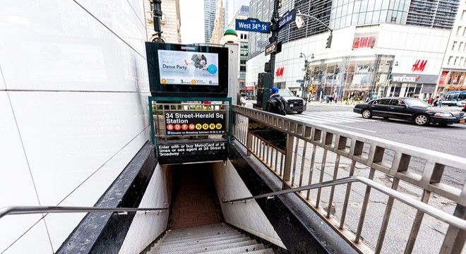 ABD'de bir kadın metroda doğum yaptı