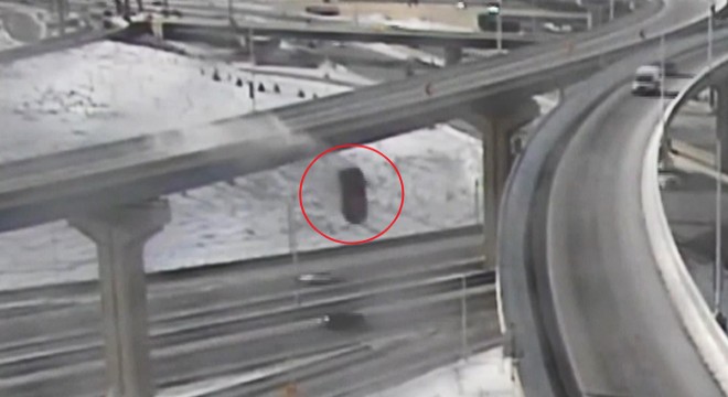 ABD’de kamyonet üst geçitten 21 metre aşağı düştü