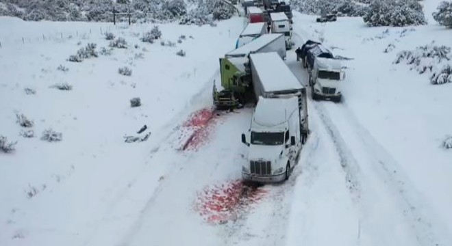 ABD'de kar yağışı trafiği alt üst etti: 8 TIR birbirine girdi