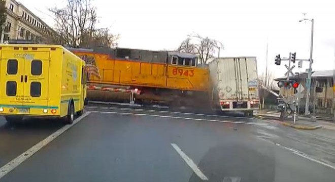 ABD’de tren hemzemin geçitteki TIRa böyle çarptı
