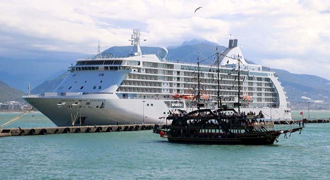 ABD'li turistler kruvaziyerle Antalya'ya geldi