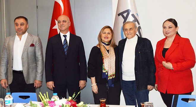 AKS'de aile boyu buluşma sergisi