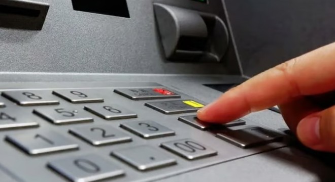 ATM’de tuşa basmayı unuttu, binlerce lirayı çaldırdı