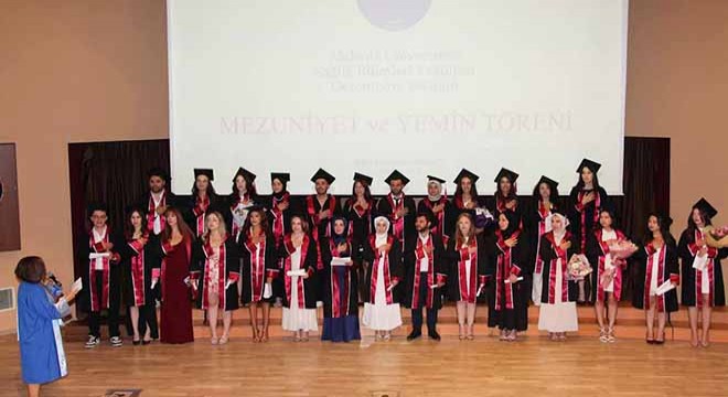 AÜ Sağlık Bilimleri Fakültesi'nde duygulu mezuniyet töreni
