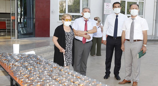 AÜ'de hayırsever Gülseren Çiftçiler için lokma dağıtıldı