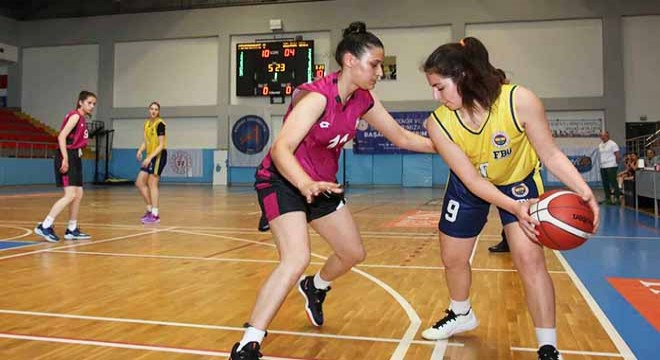 AÜ'de üniversiteler arası spor heyecanı ve halk dansları coşkusu