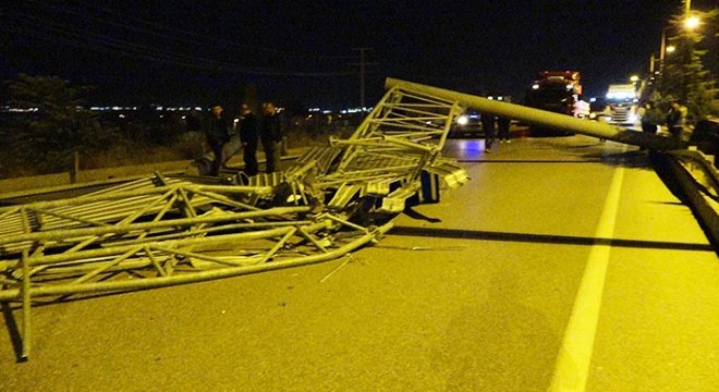 Açılan damper yön levhasını devirdi