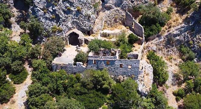 Afkule Manastırı, tarihi dokusu ve manzarasıyla ilgi çekiyor