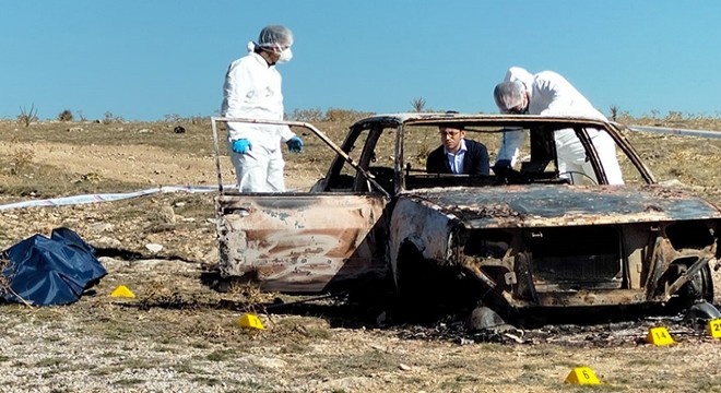 Afyon'da yanmış otomobilde 2 ceset bulundu