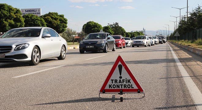 Afyonkarahisar- Antalya kara yolunda bayram dönüş trafiği