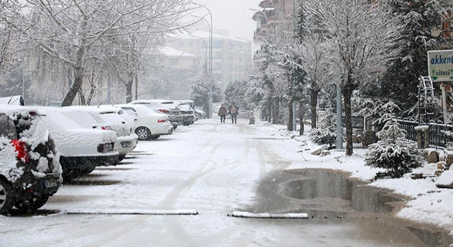 Afyonkarahisar'a mevsimin ilk karı yağdı